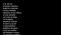 A ti, del ser
principio inmenso,
materia y espritu,
razn y sentido;
mientras en los clices
el vino destella
as como el alma
en la pupila;
mientras sonren
la tierra y el sol
e intercambian
palabras de amor,
corre un temblor
del himeneo arcano
por montes y palpita
fecundo el llano;
a ti el frenes
del verso ardiente,
te invoco, oh Satn,
rey del convite.
Arroja el aspersorio,
sacerdote, y tu mtrica!
No, sacerdote, Satn
no regresa!
Ve: el hasto
roe a Miguel
el halo mstico;
y el fiel
desplumado arcngel
cae en el vaco.
Congelado es el rayo
de Jehov en mano.
Meteoros plidos,
planetas apagados,
llueven ngeles
de los firmamentos.
En la materia
que nunca duerme,
rey de los fenmenos,
y de las formas,
solo vive Satn.
Y detenta el imperio
en la luz trmula
de un ojo negro,
donde lnguido
huya y resista
o acre y hmedo
provoque, insista.
Resplandor de racimos
en la sangre gozosa,
por la cual, la alegra
se libera y no languidece;
que la fugaz
vida restaura,
que el dolor prorroga,
que amor provoca.
T exhalas, oh Satn,
en mi verso,
si desde el seno irrumpes
desafiando al dios
de los reyes pontfices,
de los reyes cruentos:
y como el rayo
estremeces las mentes.
A ti, Agramante,
Adonis, Astart
las esculturas vivieron
telas y bocetos,
cuando de las inicas
auras serenas
surge Venus
Anadiomena.
A ti desde el Lbano
susurran las plantas,
del alma Chipris
renace amante:
a ti fervientes
las danzas y los coros,
a ti los virginales
cndidos amores,
entre las odorferas
palmas de Idomeneo
donde blanquean
las espumas chipriotas.
Que se desvanece
el nazareno brbaro
furor del gape
del rito obsceno
con llama sagrada
los templos ardieron
y las seales arglicas
en tierra se esparcieron?
Te acoge prfugo
entre los dioses lares
la plebeya memoria
de los hogares.
Entonces un femneo
seno palpitante
saciando, frvido
numen y amante,
la bruja plida
de eterno cuidado
se vuelve a socorrer
la egregia natura.
T en el ojo inmvil
del alquimista,
t del indcil
mago a la vista,
abres los flgidos
tiempos noveles
del claustro trpido
ms all de los canceles.
En la Tebaida,
t en los acontecimientos
huyendo, el monje
triste se esconde.
O a travs de ti
alma dividida,
benigno es Satn:
aqu Elosa.
En vano te atormentas
en las speras vestiduras:
el verso murmura
de Maro y Flaco
entre la salmdica
meloda y el planto;
formas dlficas,
a ti da el canto,
rosas en la hrrida
compaa negra,
desciende Licoride,
desciende Glicera.
Pero de otras imgenes
de edad ms bella
ahora se puebla
la insomne celda.
Y de las pginas
de Livio, ardientes
tribunos, cnsules,
turbas fervientes
despierta; y fantstico
de talo orgullo
te impulsa, oh monje,
sobre el Capitolio.
Y ustedes, que la rabiosa
hoguera no derrita,
voces fatdicas,
Wicleff y Husse,
al alba el vigilante
su grito eleva:
se renueva el siglo,
plena es la edad.
Y ya, ya tiemblan
mitras y coronas:
movidas por el claustro
la rebelin,
y pugna y predica
bajo la estola
de Fray Girolamo
Savonarola.
Arroj la tnica
Martn Lutero:
arroja tus vnculos,
humano pensamiento,
y brilla y fulgura
de llamas ceida;
materia, enslzate:
Satn ha vencido.
Un bello y horrible
monstruo se suelta,
recorre ocanos,
recorre la tierra:
corusco y humeante
como los volcanes,
los montes supera,
devora los llanos;
sobrevuela los bratros;
despus se esconde
por cuevas ignotas,
por senderos profundos;
y sale; e indmito
de lid en lid
como turbina
su grito expande,
como turbina
el hlito expande:
pasa, oh pueblos,
Satn el grande;
pasa benfico
de lugar en lugar
sobre el irrefrenable
carro de fuego.
Salud oh Satn,
oh rebelin,
oh fuerza vindicativa
de la razn!
Consagrados a ti se eleven
los inciensos y los votos!
Venciste al Jehov
de los sacerdotes.